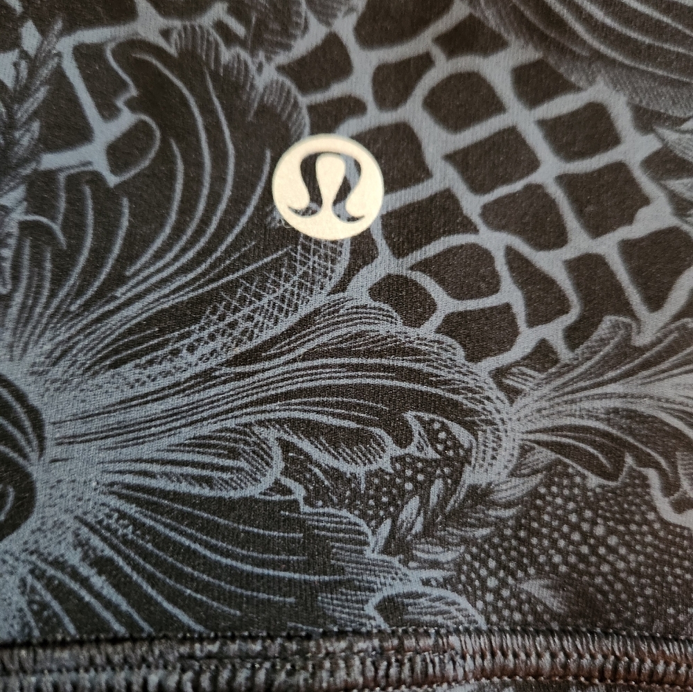 EUC Lululemon athletica Melanite Blue Paisley Wunder Under Crop Workout  Size 8. - Picture 2 of 4